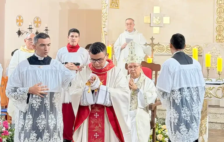 Francisco Erivan es ordenado sacerdote