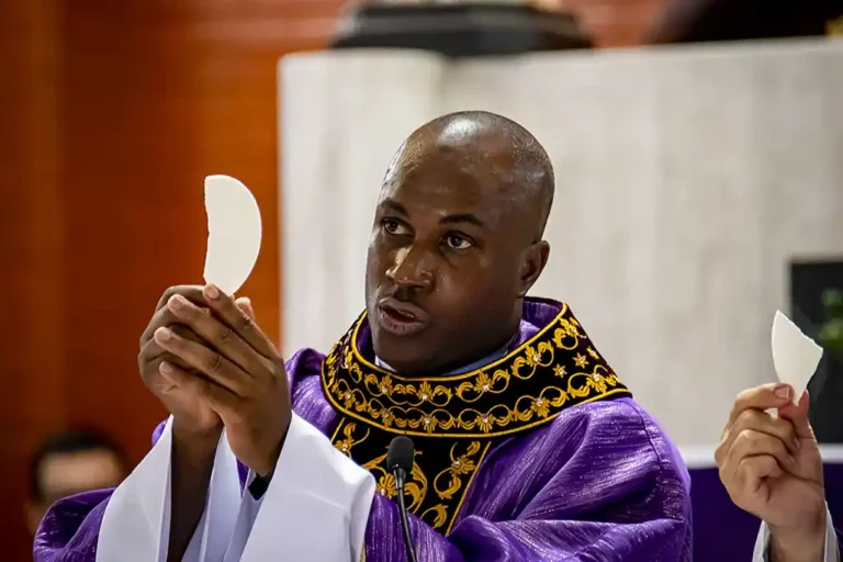 Jean es Ordenado Sacerdote
